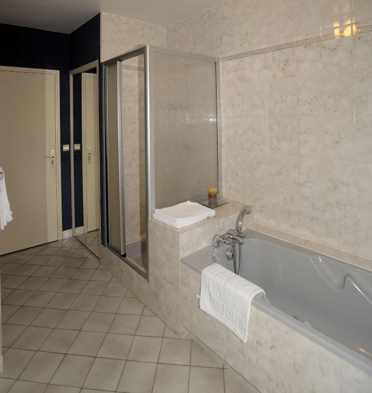 Hotel Logis Le Relais De La Poste Neuveglise Phòng bức ảnh