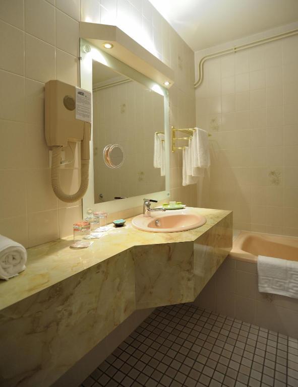 Hotel Logis Le Relais De La Poste Neuveglise Phòng bức ảnh